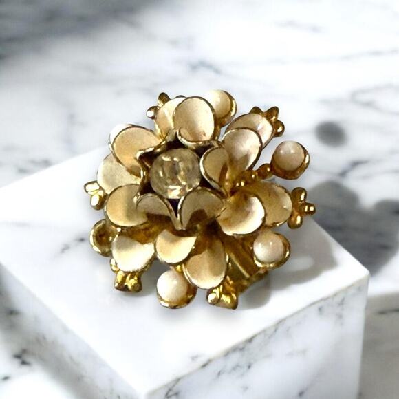 Vintage Gold Tone Brooch Womens White Enamel & Rhinestone Flower Regency Pin - Picture 1 of 6